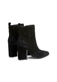 Botas negras hasta el tobillo con tacón cuadrado, fabricadas en material de ante, con punta afilada, detalles de cuentas en la puntera y los laterales, y costuras decorativas.