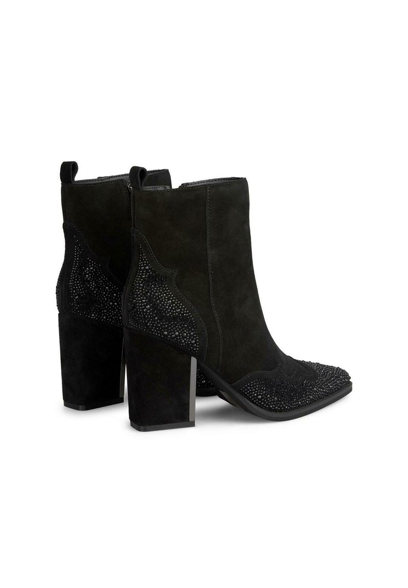 Schwarze Knöchelstiefel mit Blockabsatz, aus Wildleder, mit spitzem Schuhkopf, Perlendetails an der Zehenpartie und den Seiten sowie dekorativer Stickerei.