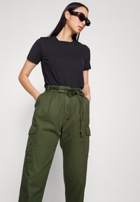 GAP PLEATED PANT - Calças cargo - cypress