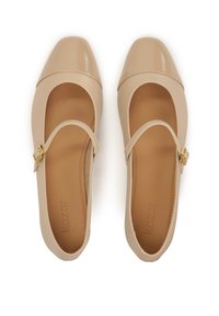 Ballerine in pelle verniciata beige con punta quadrata, cinturino regolabile e dettaglio in fibbia dorata. Tessuto liscio con un design classico.
