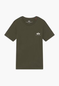 Camiseta de algodón verde oliva, de cuello redondo y mangas cortas, con un pequeño logo blanco en el lado izquierdo del pecho y un dobladillo recto.