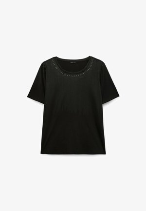 Czarna koszulka z krótkim rękawem i okrągłym dekoltem, z teksturowanym wzorem z małymi metalicznymi akcentami na górnej części przodu.