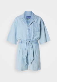 Φωτεινό μπλε denim ολόσωμο με κοντά μανίκια, ζώνη στη μέση και τσέπη στο στήθος. Διαθέτει γιακά και άνετη εφαρμογή.