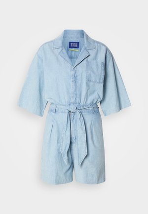 Svetlomodrý rifľový overal s krátkymi rukávmi, opaskom v páse a náprsným vreckom. Má golier a voľný strih.