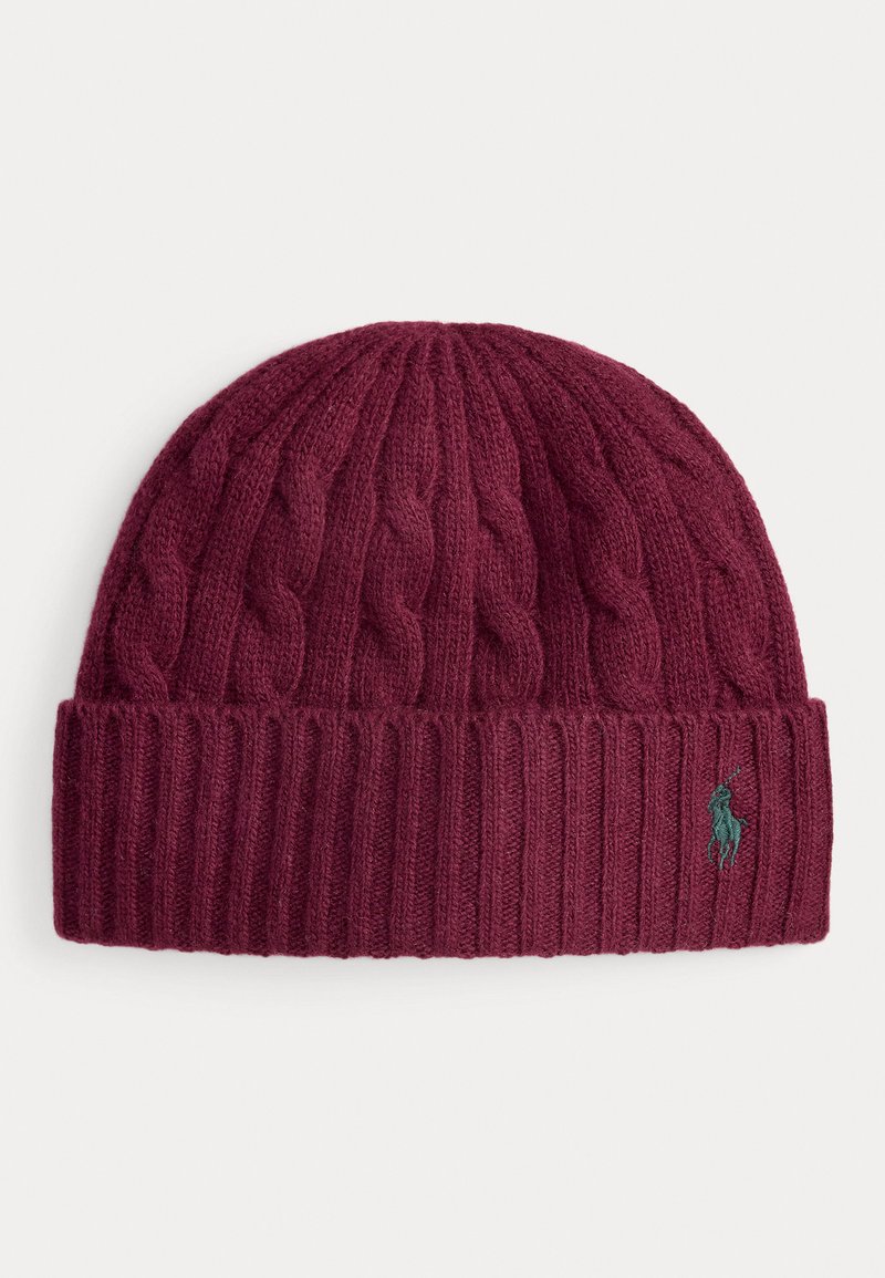 Beanie in magenta con motivo a trecce, polsino a coste e un piccolo logo ricamato verde sul lato. Tessuto morbido per il calore.
