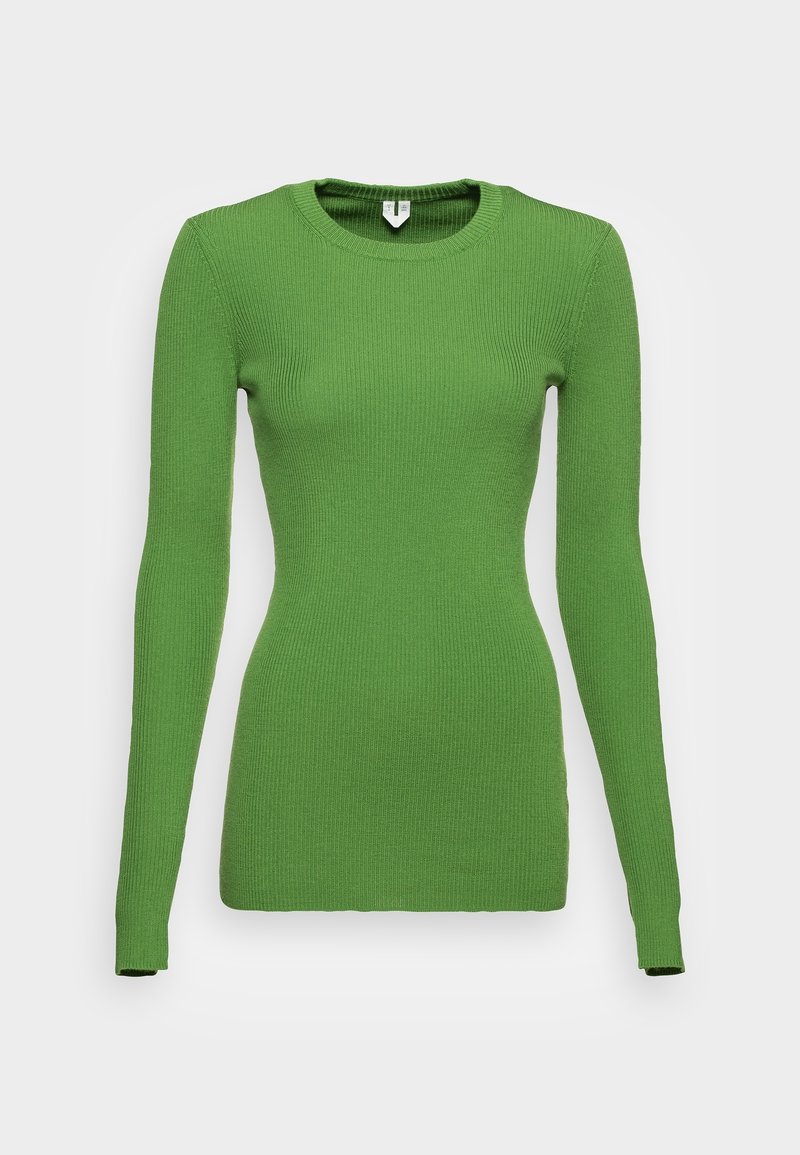 Pull ajusté en tricot côtelé vert à manches longues avec col rond, présenté sur un fond gris clair neutre.