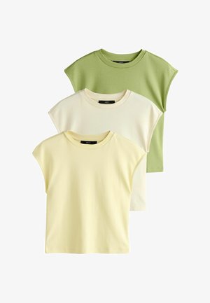 Trzy koszulki z krótkim rękawem w kolorach żółtym, białym i zielonym. Każda z nich ma okrągły dekolt i luźny krój oraz miękką bawełnianą fakturę.