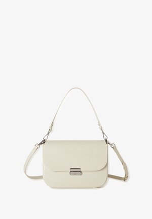 Kremfarbene Handtasche mit Krokodilprägung, silberner Hardware, verstellbarem Schulterriemen und Klappenverschluss. Glatte Textur und strukturierte Form.