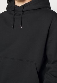 Filippa K Kapuzenpullover - black