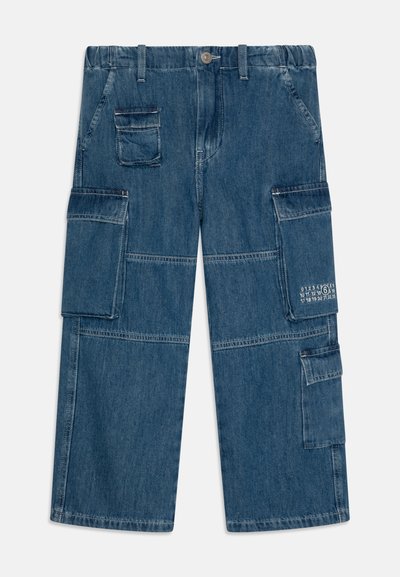 Denim cargo hlače s sproščenim krojem, ki vsebujejo več stranskih žepov, zapiranje na gumb ter bledenje modre barve s šivnimi detajli.