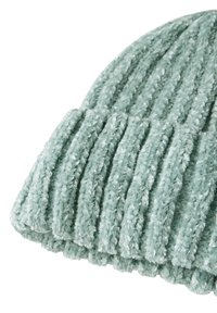 Stickad mössa i mjukt, texturerat, mintgrönt tyg med vertikala ribbor och en rullad kant.
