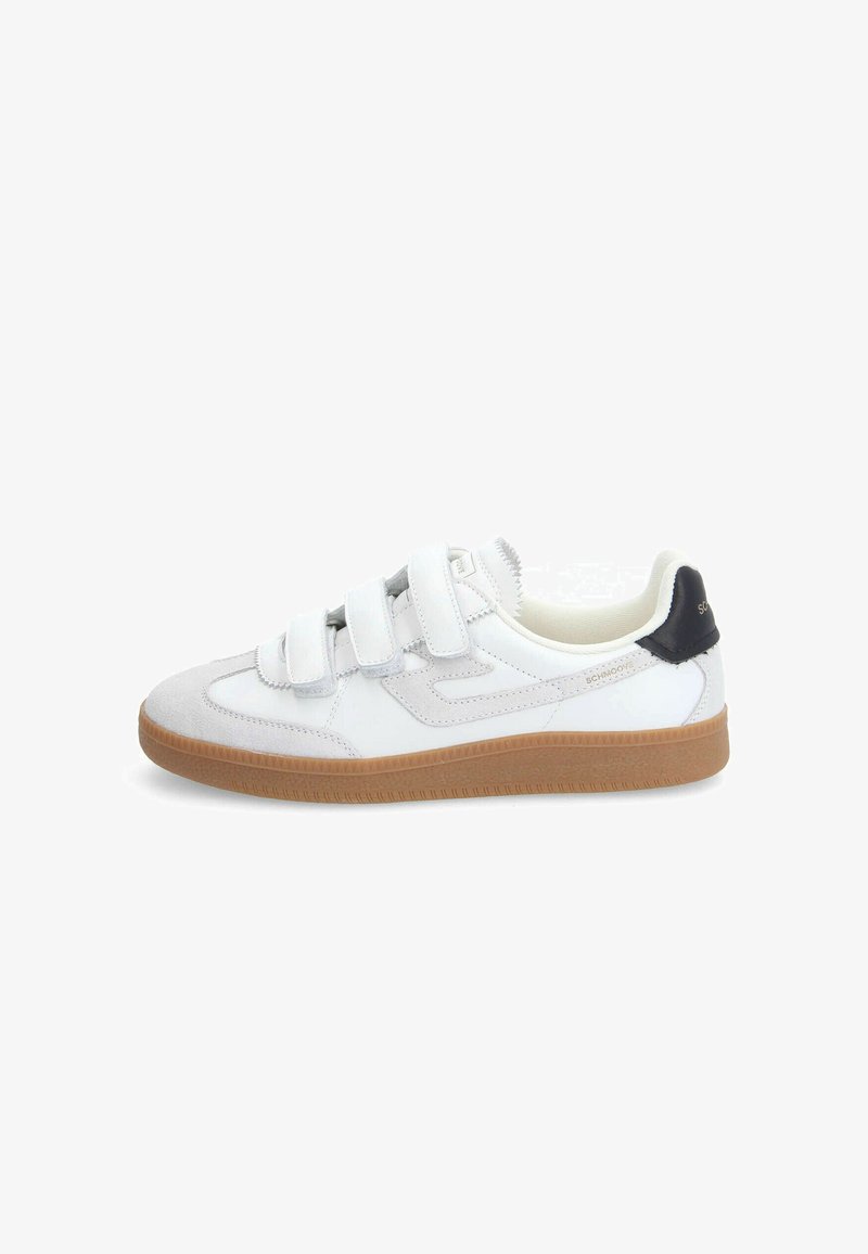 Baskets en cuir blanc avec des accents en suède gris, trois bandes Velcro et une semelle en caoutchouc beige. Le talon arrière présente un accent noir.