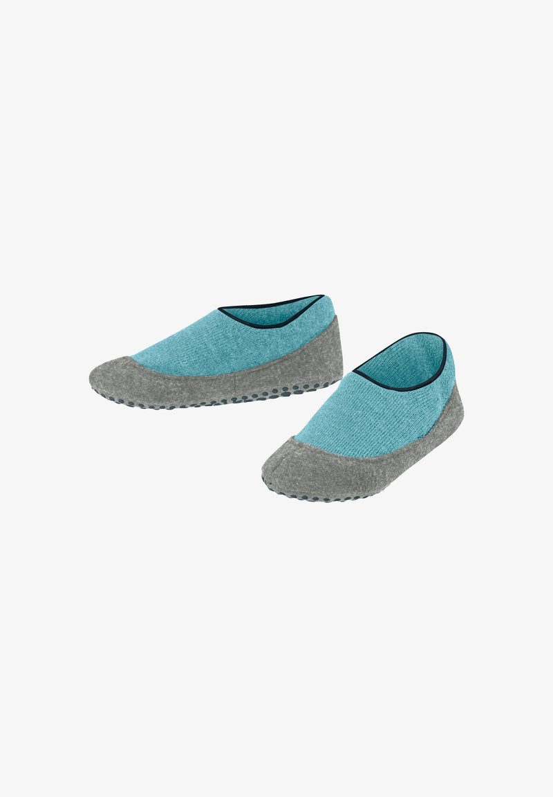 Pantofole senza chiusura realizzate in tessuto blu chiaro e grigio, con una consistenza liscia, forma arrotondata e suola a pois per una buona aderenza.