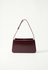 Mala de mão de couro castanho-avermelhado com forma estruturada, uma única alça ajustável e acabamento suave. Apresenta um design minimalista sem ferragens visíveis.