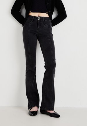 ONLWAUW MID WAIST PLEAT - Flared Jeans - washed black