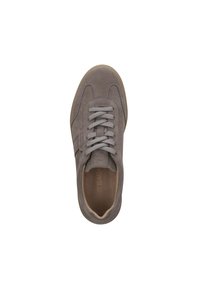 Graue Wildleder-Sneaker mit einem Low-Top-Design, runder Zehenpartie und flachen Schnürsenkeln. Verfügt über ein strukturiertes Obermaterial und eine beige Gummisohle.