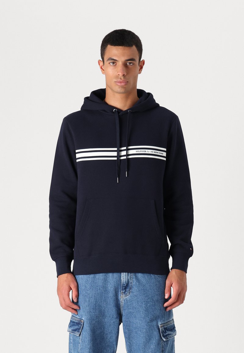 Tommy Hilfiger - CENTRAL CHEST STRIPE HOODY UNISEX - Sudadera - desert sky, Ampliar