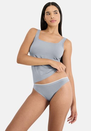 Débardeur en coton gris à encolure carrée, associé à un string gris assorti avec une ceinture blanche. Texture lisse sans motifs visibles.