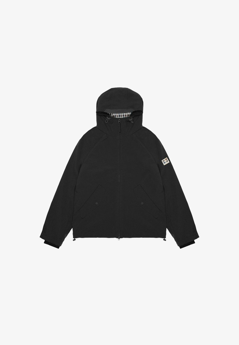 Giacca nera con cappuccio, chiusura con zip, maniche raglan e tasche laterali. L'interno presenta una fodera a scacchi. Tessuto morbido.