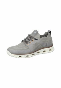 Zapatilla deportiva gris con parte superior de malla, acentos texturizados y cordones elásticos. Cuenta con una suela blanca acolchada con recortes para mejorar la transpirabilidad.