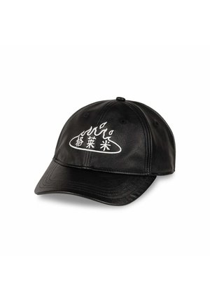 Gorra de béisbol de cuero negro con llamas estilizadas bordadas en blanco y tres caracteres chinos en el panel frontal, con visera curvada.