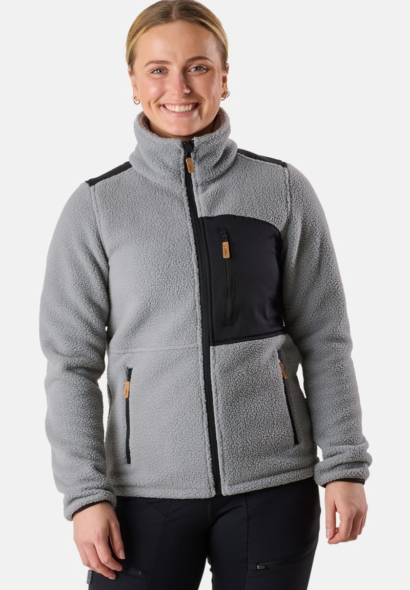 Fleece jack in lichtgrijs met zwarte accenten, hoge kraag, frontale rits en twee zijzakken. Beschikt over een borstzak met ritssluiting.