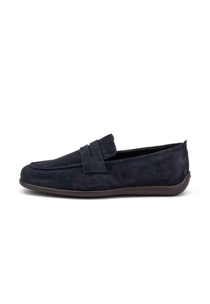 Mocasín de ante azul oscuro para hombre con suela plana y una correa decorativa en la parte superior, mostrado de lado sobre un fondo blanco.