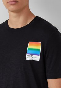 s.Oliver MIT PRIDE-MOTIV - T-shirt basic - schwarz