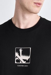 Calvin Klein Jeans GRID BOX TEE - Trükipildiga T-särk - black