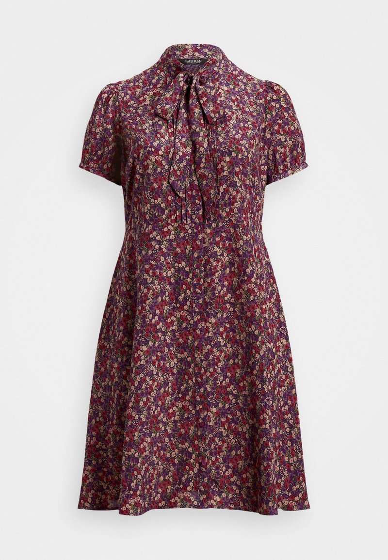 Vestido de estampado floral púrpura con mangas cortas, cuello alto y cintas de tela. Falda fluida con pequeñas flores rojas, blancas y verdes.