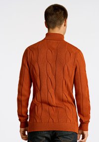 Lindbergh MEGA CABLE ROLL-NECK - Stickad tröja - rust