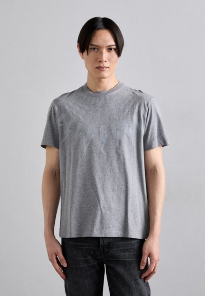 Grå bomulds t-shirt med et grafisk design af lyn, i en lysere grå nuance, rund halsudskæring og korte ærmer.