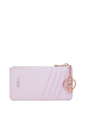 Portafoglio in pelle rosa con finitura texture, caratterizzato da tre strisce diagonali, chiusura con cerniera e un accento in catena color oro.