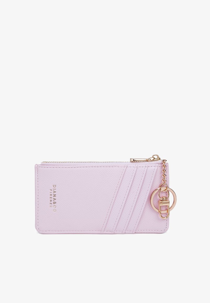 Portafoglio in pelle rosa con finitura texture, caratterizzato da tre strisce diagonali, chiusura con cerniera e un accento in catena color oro.