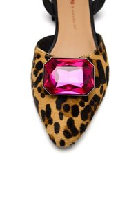 Scarpa con tacco alto in stampa leopardata con punta affilata e un grande accento di pietra rosa sulla tomaia. Realizzata in materiale simile alla pelliccia.