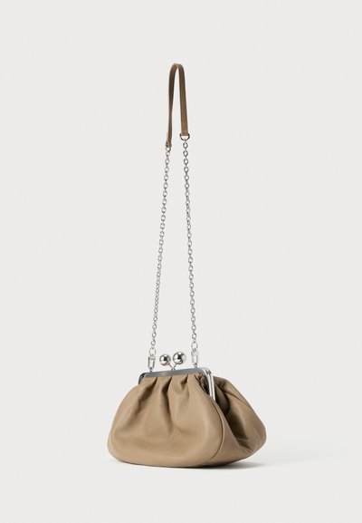 Καφέ δερμάτινη τσάντα χειρός με μαλακό, σακουλοειδές σχέδιο. Διαθέτει ασημένιο λουράκι αλυσίδα και μεταλλικό κούμπωμα τύπου kiss-lock με δύο στρογγυλεμένα διακοσμητικά.