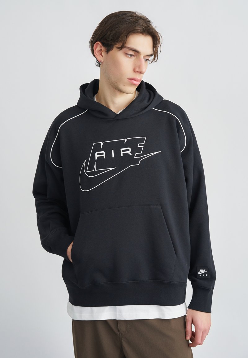 Zwarte hoodie met grijze accenten en het "AIR"-logo. Voorzien van een voorzak en geribbelde boordjes. Gemaakt van zacht materiaal, met een capuchon met trekkoord.
