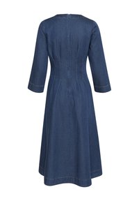 Denim haljina tamnoplave boje s rukavima do tri četvrtine, prilagođenim tijelom i raširenom suknjom. Ima vidljive šavove duž šavova i zatvarač na leđima.