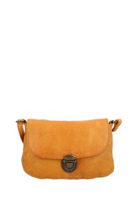 Lille tan læder crossbody taske med frontklap og antik messing spænde lukning på hvid baggrund.