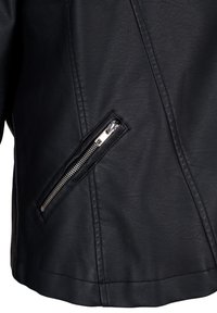 Veste en simili cuir noir avec une poche à fermeture éclair diagonale, ornée d'accessoires en métal argenté, texture lisse et détails de couture distincts.