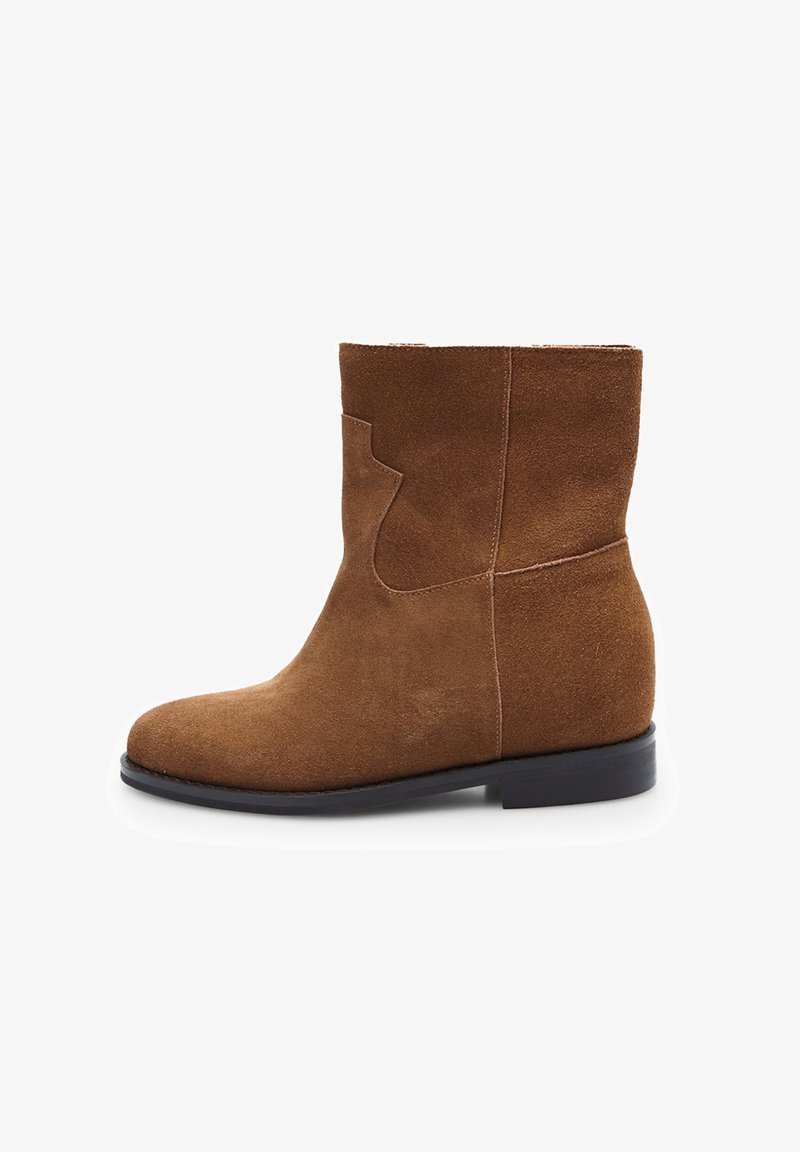 Pruun sametist ankle saabas ümmarguse varbaga, lihtsa disainiga ja madala musta kummist kontsaga. Omab eristavat lõikepaika külgedel.