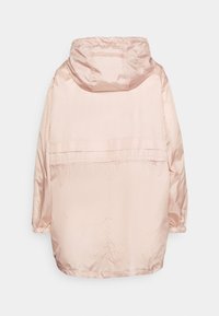 Vaaleanpunainen tuulenpitävä takki hupulla, valmistettu sileästä, kiiltävästä materiaalista. Ominaisuuksiin kuuluu joustava helma ja hihat sekä minimaalinen sauman yksityiskohtaisuus.