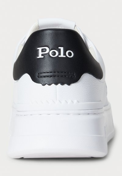 Baltas sportinis batelis su storesne sole ir juodu kulniuku, kuriame centre užnugaryje yra baltas "Polo" logotipas.