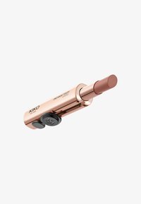 Tubo de lápiz de labios color rosa dorado con labial mate retráctil. Presenta un botón negro para el lanzamiento y el logo de la marca grabado. Textura suave, punta redonda.