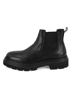 Bottines Chelsea en cuir noir avec une tige texturée, des panneaux latéraux élastiques et une semelle en caoutchouc épaisse avec des rainures profondes pour une meilleure traction.