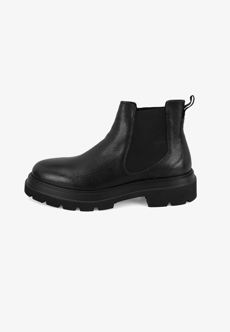 Zwarte leren Chelsea-boot met een gestructureerde bovenkant, elastische zijpanelen en een stevige rubberen zool met diepe profielen voor grip.