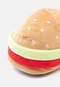 Plush hamburger legetøj med en brun bolle prydet med hvide sesamfrø, lagdelt med grønne og røde filtaccent for salat og tomat.