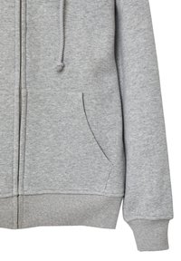 Sweatshirt zippé gris en tissu doux. Dispose d'une poche avant, de poignets et d'un ourlet côtelés, avec une capuche à cordon de serrage. Surface texturée.