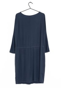 Námořnická modrá, volně padnoucí šaty vyrobené z hladké látky. Má široký výstřih, tříčtvrteční rukávy a detail švu v oblasti pasu.