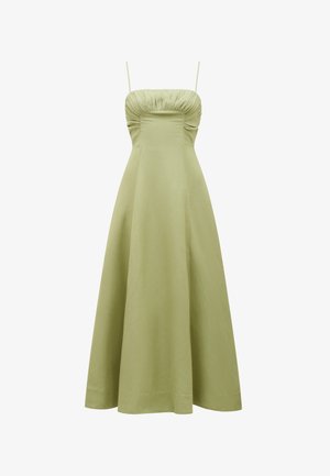 Robe verte midi avec un corsage ajusté, un détail froncé au niveau de l'encolure et des fines bretelles. Tissu lisse et léger.